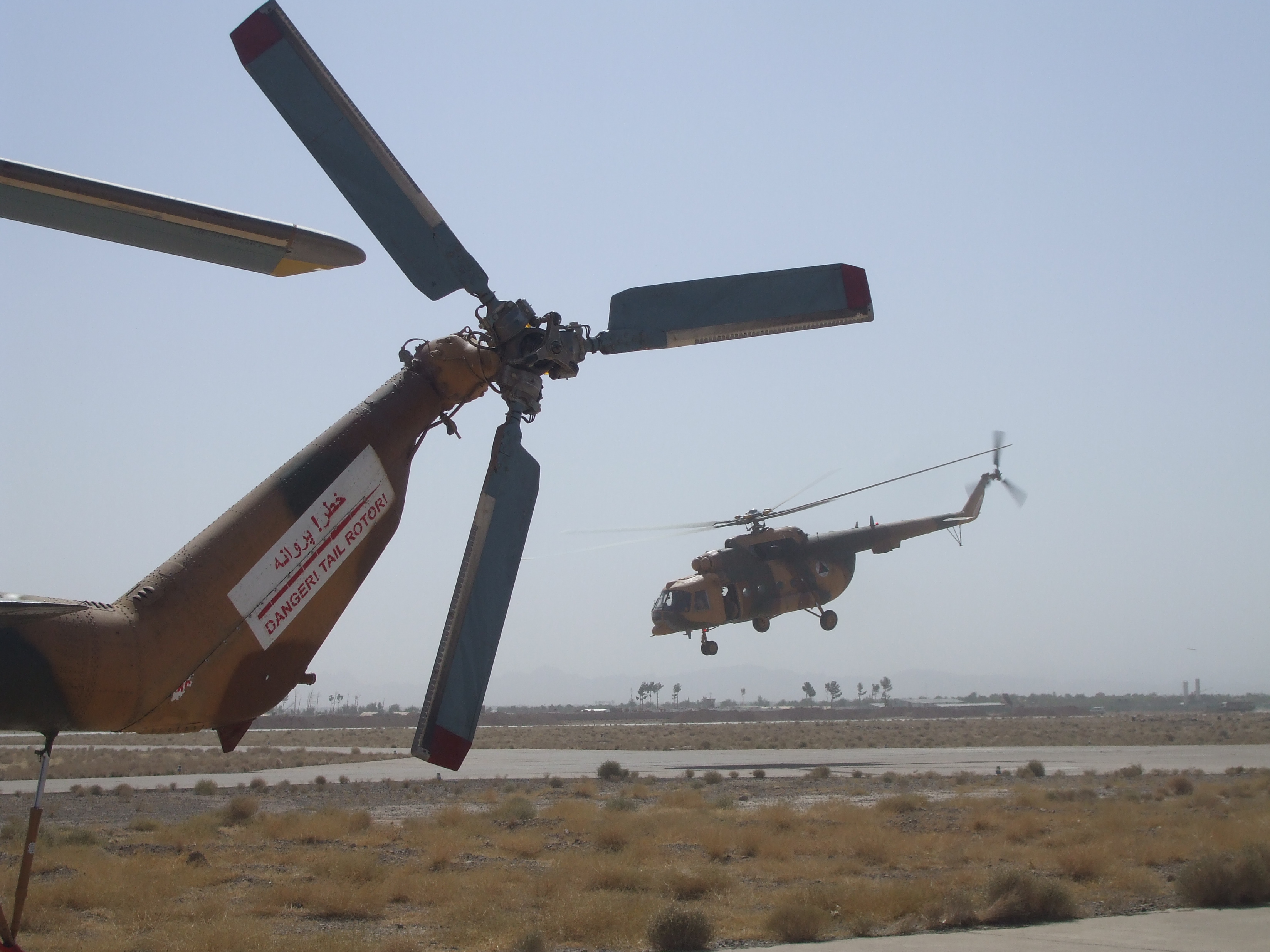 Afgán-amerikai-magyar személyzet a felszálló Mi-17-esen <br>(fotó: Mi-17 AMT)