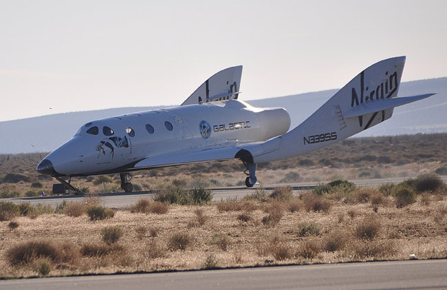 SpaceshipTwo: leszállás egy sikeres tesztrepülés után