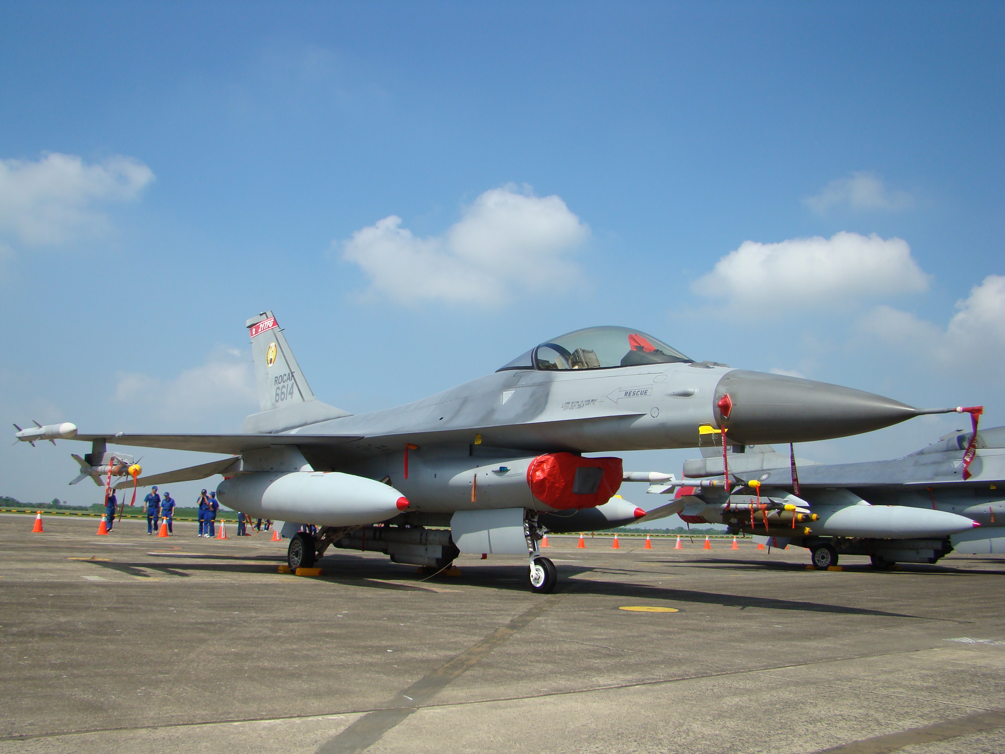 Újak helyett marad az átépített régi F-16A <br>(fotó: zone-interdite.net)