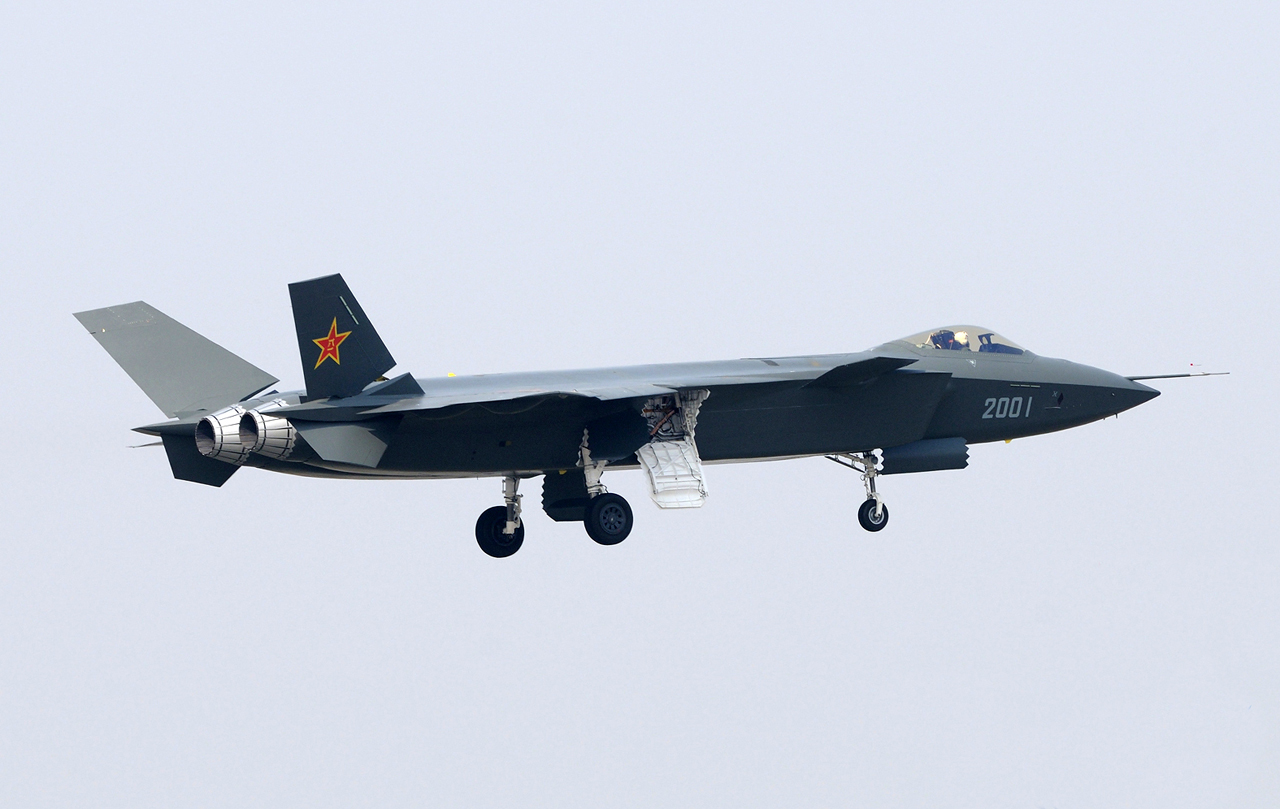 Kína már lépett, Csengdu J-20 prototípus a levegőben <br>(fotó: chinadaily.com)