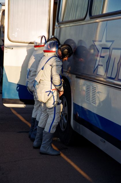 Orosz asztronauták levizelik a busz kerekét kilövés előtt. Ez az orosz űrprogram tradíciója már több mint 40 éve