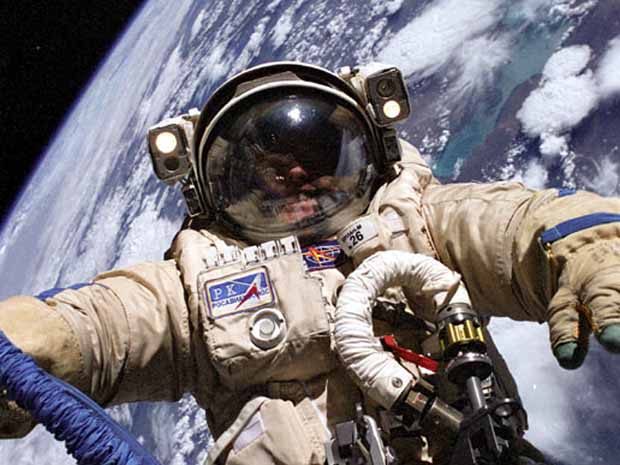 Mike Fincke, a 9. expedíció tudományos tisztje és repülőmérnöke orosz Orlan űrruhát visel. A négy űrsétából a harmadikon vesz részt a hat hónapos küldetés során.