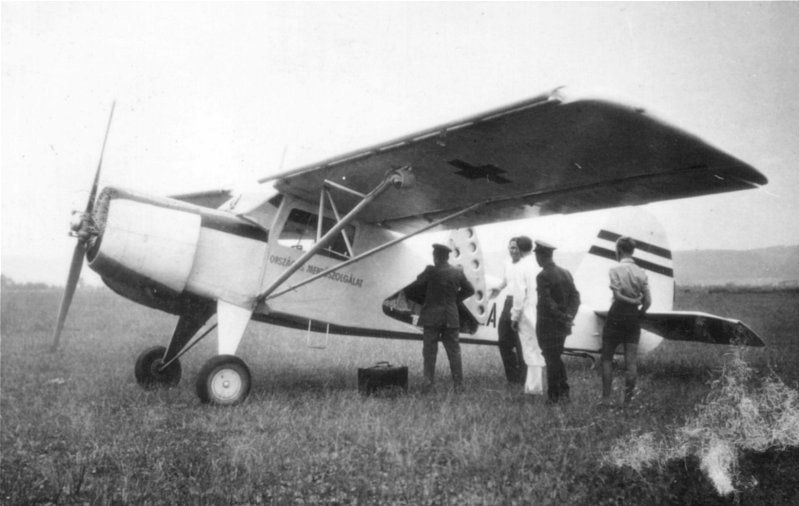 Beteget helyeznek a HA-MEA jelű Jak-12-esbe Bánrévén, a kép valószínűleg a súlyos Heine-Medin járvány idején készült