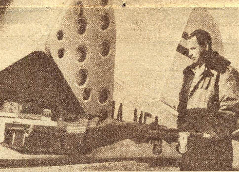 Gyulai Andor egy kisgyermeket helyez hordágyon a HA-MEA jelű Jak-12-esbe: Gyulai 1957. augusztus 4-én egy repülőbemutatón tartott léggömbvadászaton lezuhant és életét vesztette
