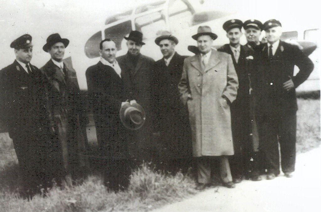 Balról jobbra: Tóth György, Müller Antal főszerelő, hatodikként pedig Orovecz Béla főigazgató áll világos kabátban