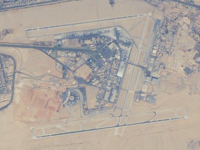 Аэропорт каира прилет. Каир-Вест аэродром. Аэропорт Каира схема. ВПП аэропорт Каира. Военный аэродром Каир вид сверху.