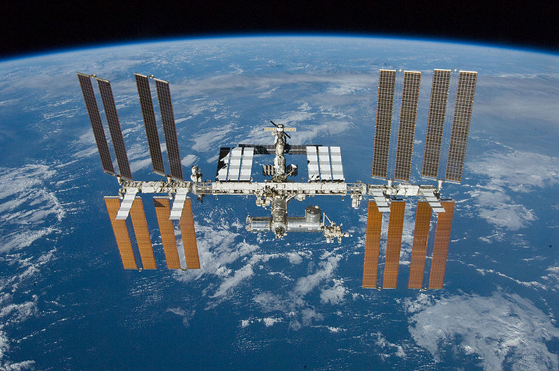 Emberi élet az idegen közegben: az ISS és messze alatta a Föld