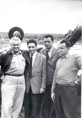 Az 1959. május 23-i baleset Mohácsnál. Balról jobbra: Wittinger Kálmán, Gidáli József, Sz. Varga Pál, Tóth György. Háttérben a hátára fordult HA-OMB Super Aero
