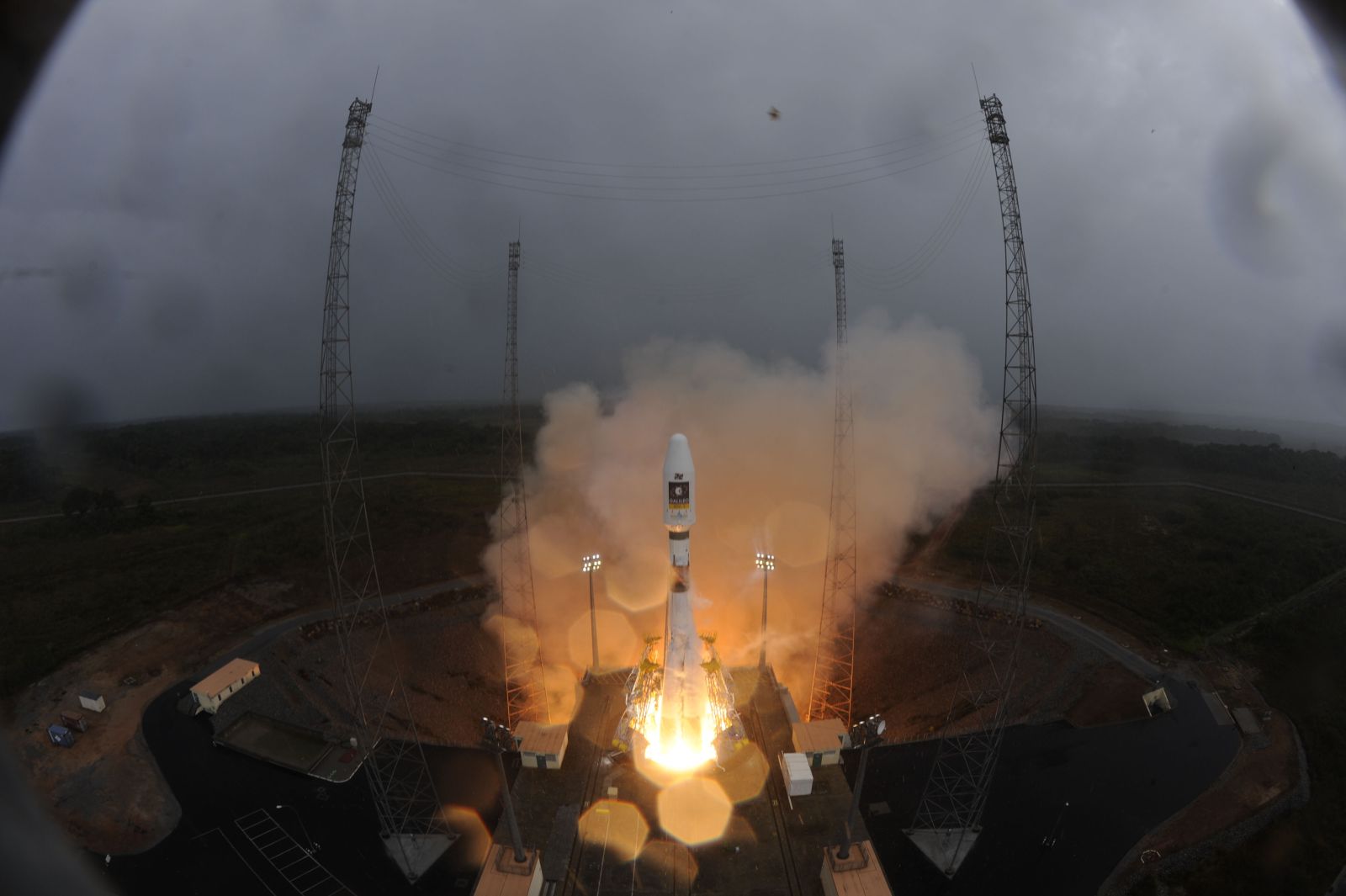 Azz orosz hordozórakéta elemelkedik a francia-európai űrrepülőtérről<br>(fotó: ESA)