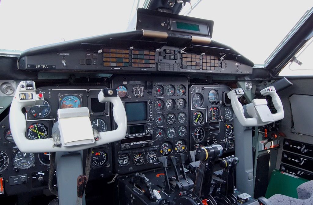 Bendix-King rádiónavigációs berendezéssel felszerelt L–410UVP-E pilótakabinja
