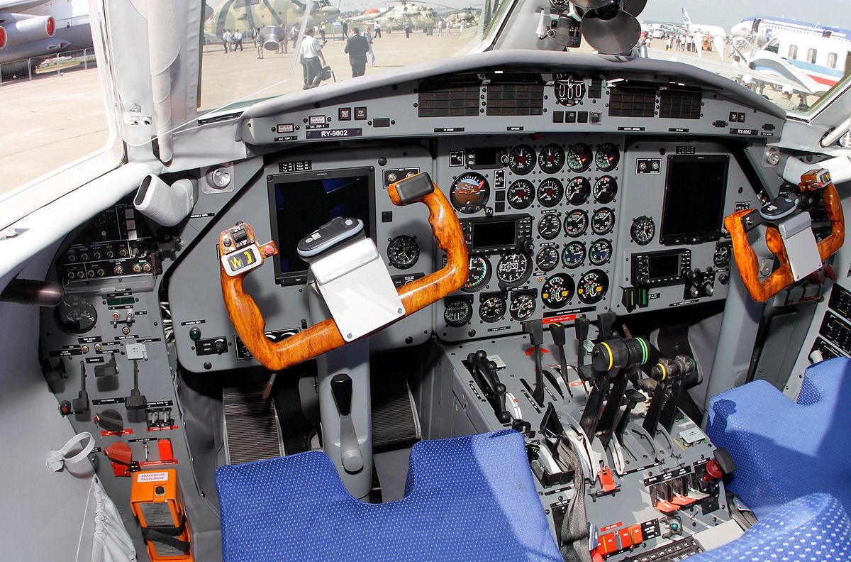 EFIS képernyős L-410 kabin
