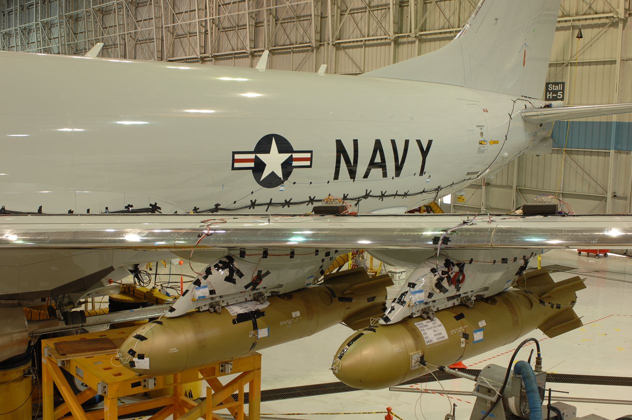 A P-8-as szárny alatti fegyverzetfelfüggesztői <br>(fotó: navy.mil) 