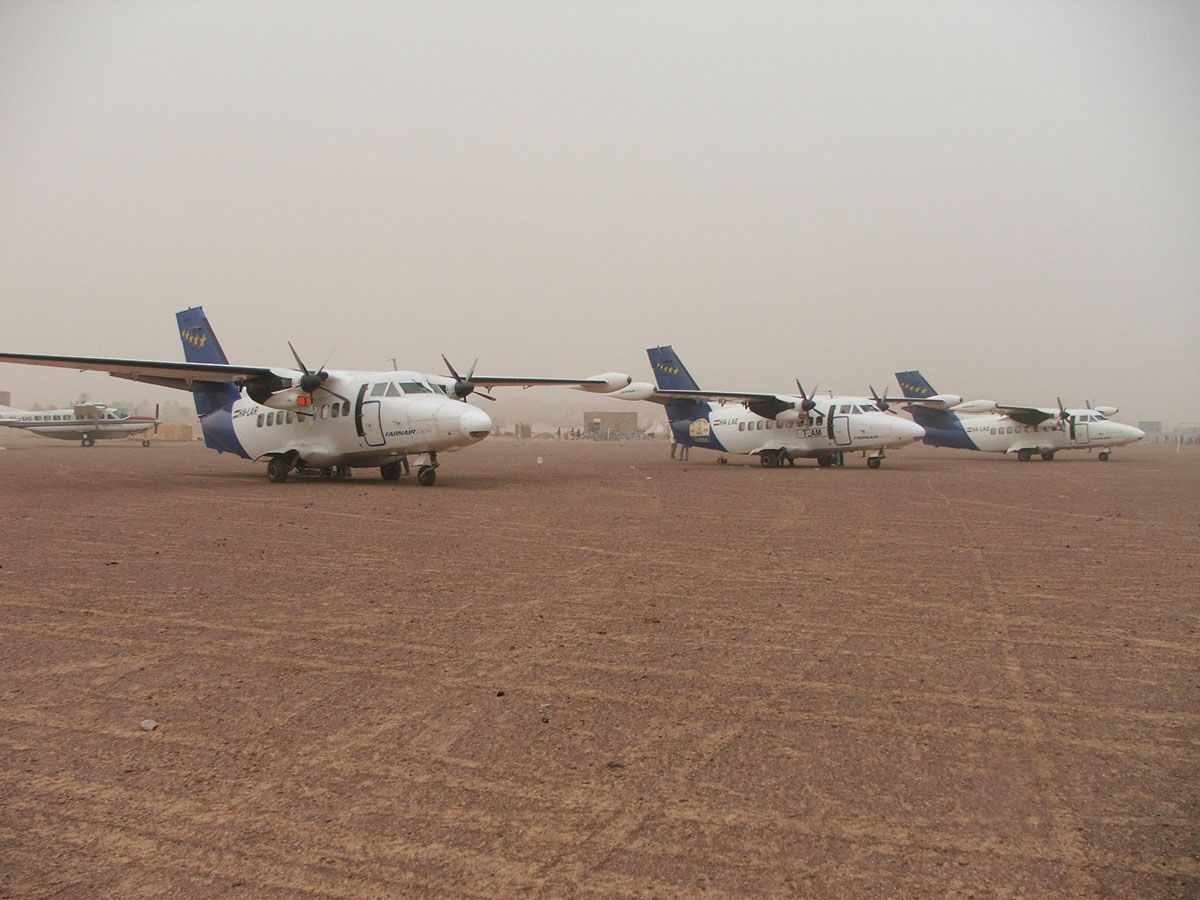 A HA-LAR, HA-LAE és HA-LAD a Párizs–Dakar autóversenyen egy sivatagi repülőtéren