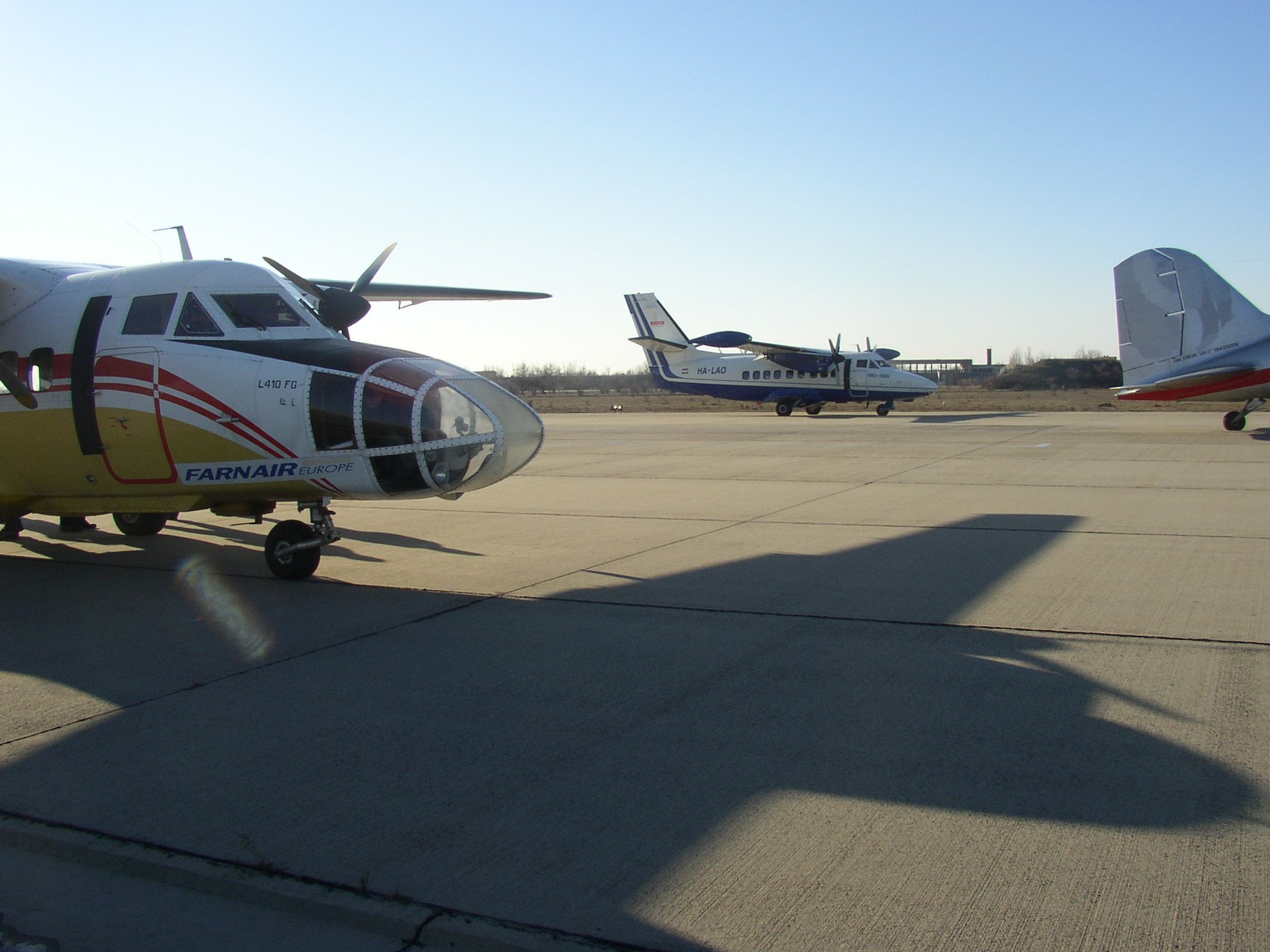 A HA-LAO a HA-YFC-vel és a HA-LIX-el együtt a motoros repülés 100. évfordulója alkalmából rendezett repülésen felszállás előtt Tökölön