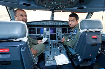 A fülkében Mashhour Bin Abdallah Al Burikan ezredes, a 13. légiezred parancsnoka és Khaled Bin Abdallah Al Majed hadnagy <br>(fotó: airbus.com)