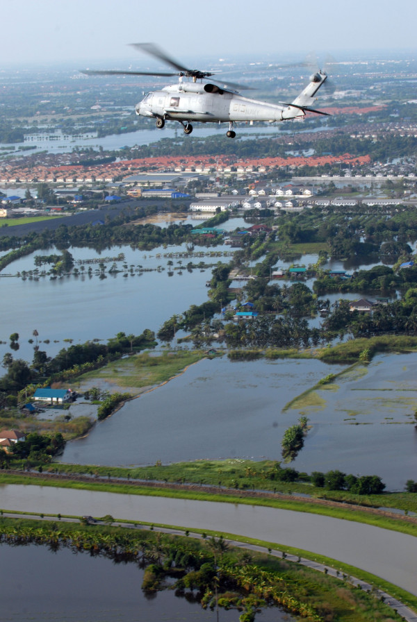Amerikai segítség Thaiföld áradásai felett <br>(fotó: thaivisa.com)
