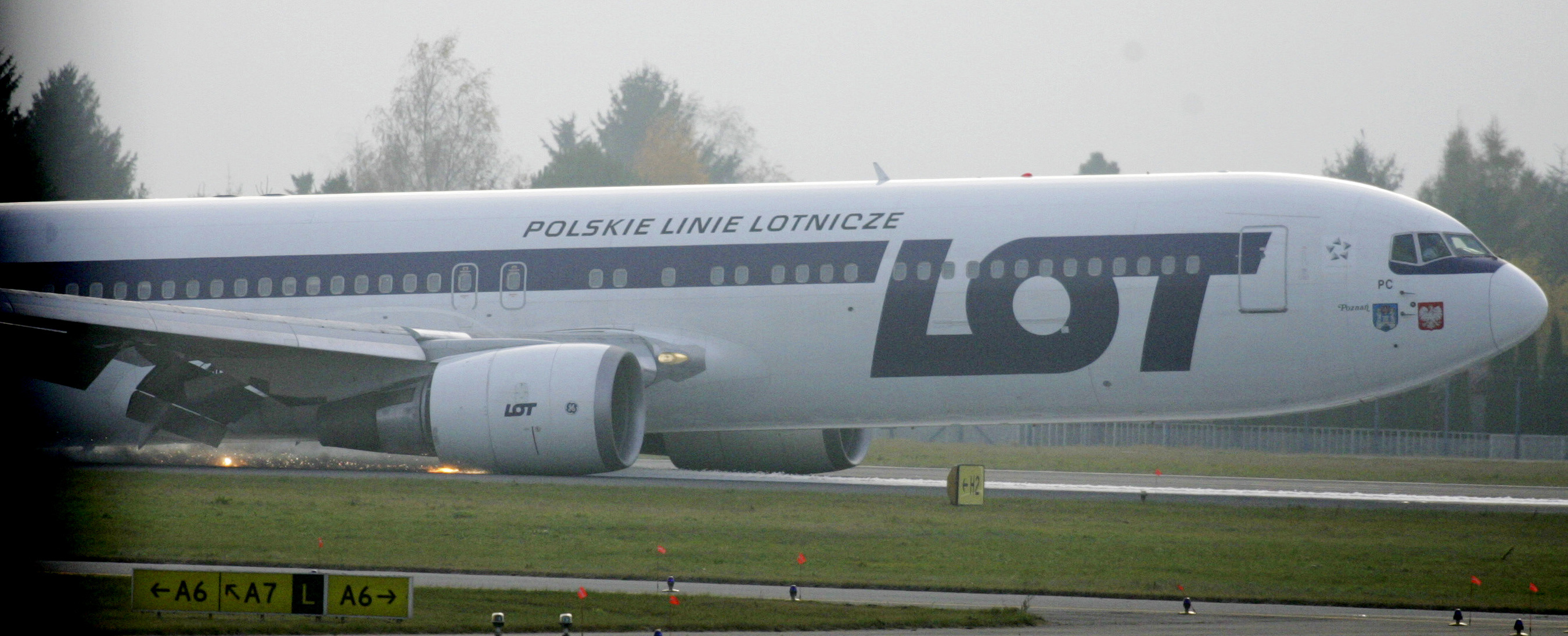 A hajtóművekre támaszkodva csúszik a 767-es Varsóban <br>(fotó: washingtonexaminer.com)