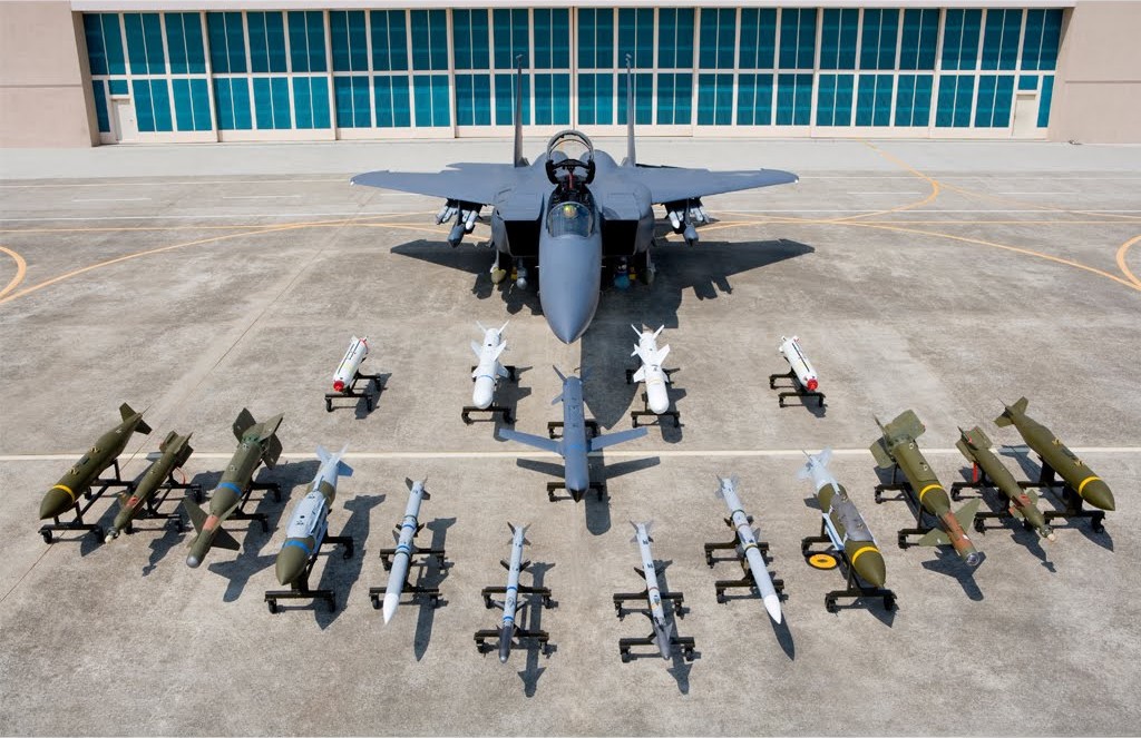 A jelenlegi csúcs: F-15K Slam Eagle és fegyverzete <br>(fotó: aeronews.com)