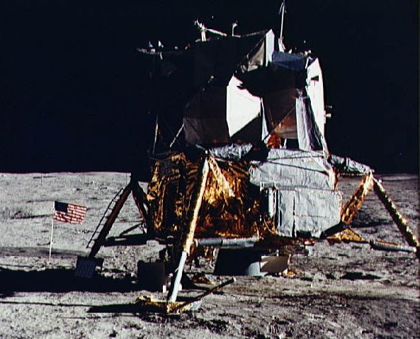 A holdkomp alsó része kilövőpadként helyben maradt, felső része becsapódott, miután visszavitte az űrhajósokat a parancsnoki kabinhoz – ebben a felsőben kellett volna megsemmisülnie a kamerának