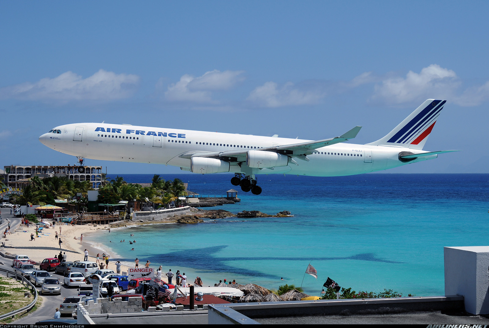 A tökéletes párosítás: A340 és spotterkedés a tengerparton <br>(fotó: worldcaredition.blogspot.com)