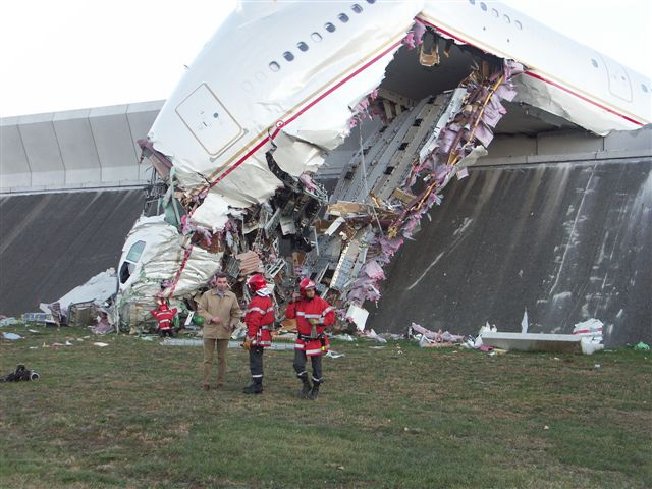 A legrövidebb életű A340-es: az Ethiad még át sem adott gépe hajtóművezés közben próbált betonfalat áttörni <br>(fotó: http://markpknowles.com)