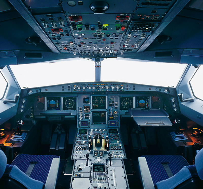 A pilótafülke szinte teljesen megegyezik az A330-aséval, így a két típus között könnyű a váltás a pilótáknak<br>(fotó: airbus.com)