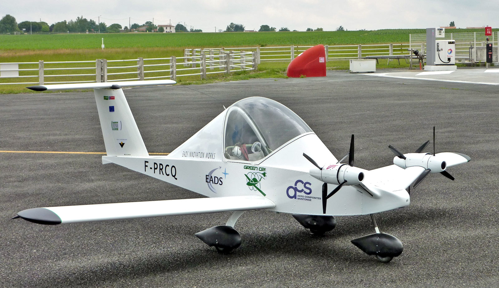 A világ legkisebb repülőgépe, a francia Cri-cri modelleken használt apró benzinmotorok helyett újabban elektomotorokkal is repül