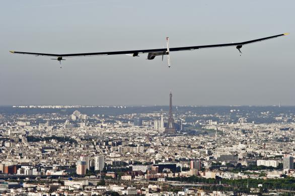 A Solar Impulse Párizs felett, útban Le Bourget felé