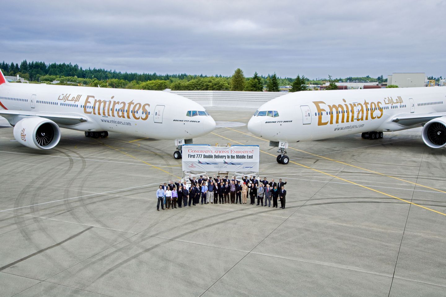 Egy korábbi dupla átadás: egy 200-as és egy hosszabb 300-as 777-est egyszerre vett át az Emirates  