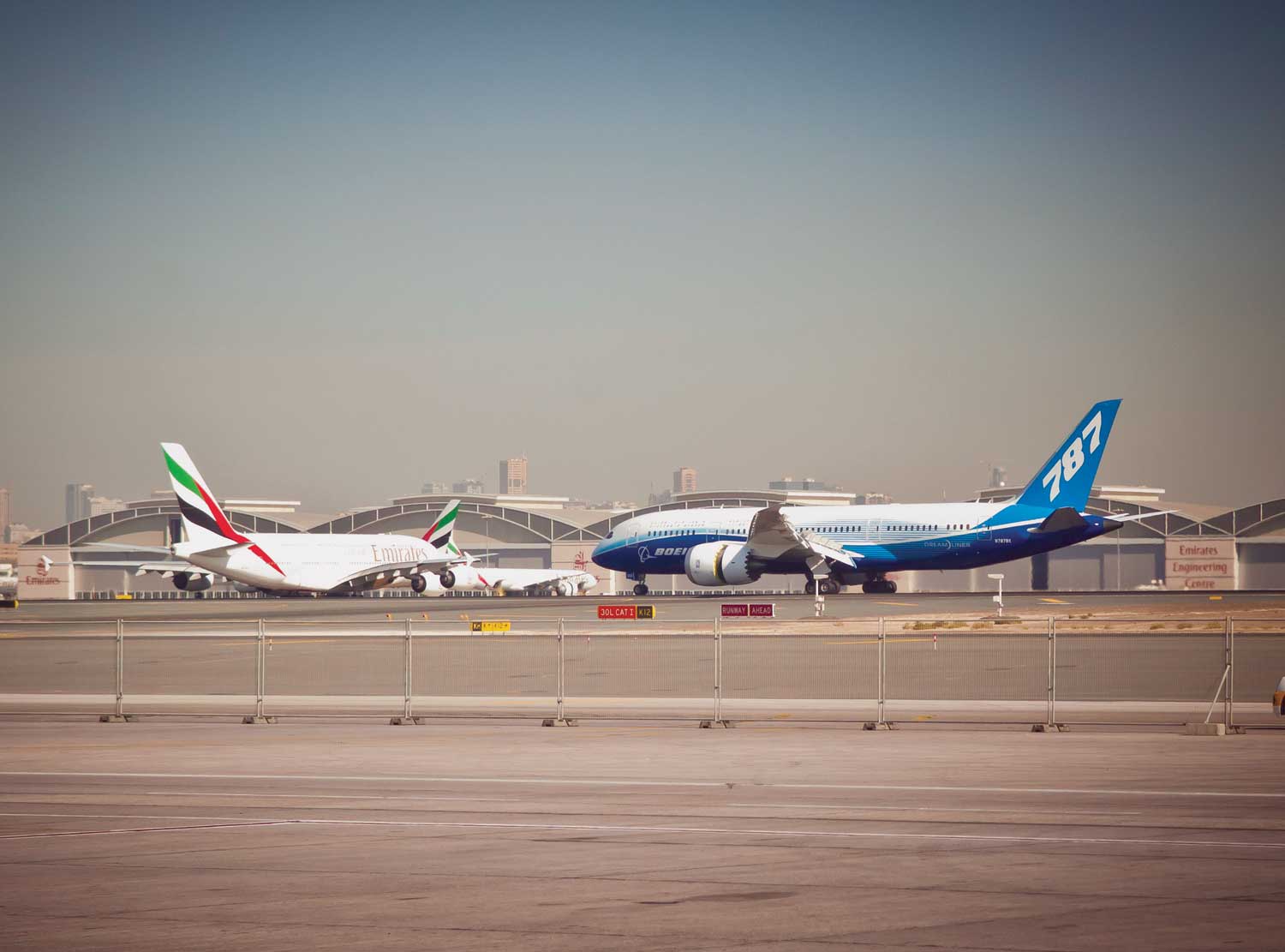 A 787-es érkezése<br>fotó: Flightglobal, a többi kép: Dubai Airshow (2009)