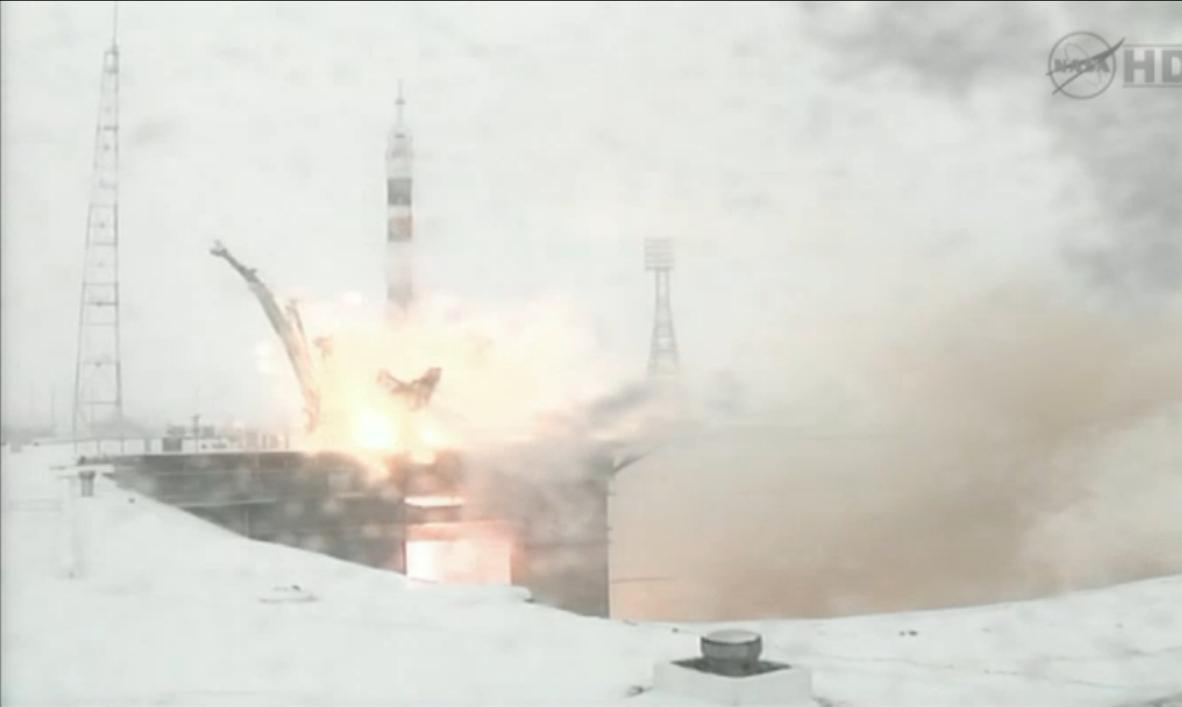 Havas táj emelkedő rakétával, az optika alig lát el a kilövőpadig - ilyen felvételt ritkán látni Bajkonurból