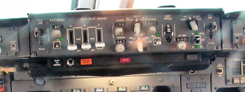 Egy 747-200-as autopilot-panelje