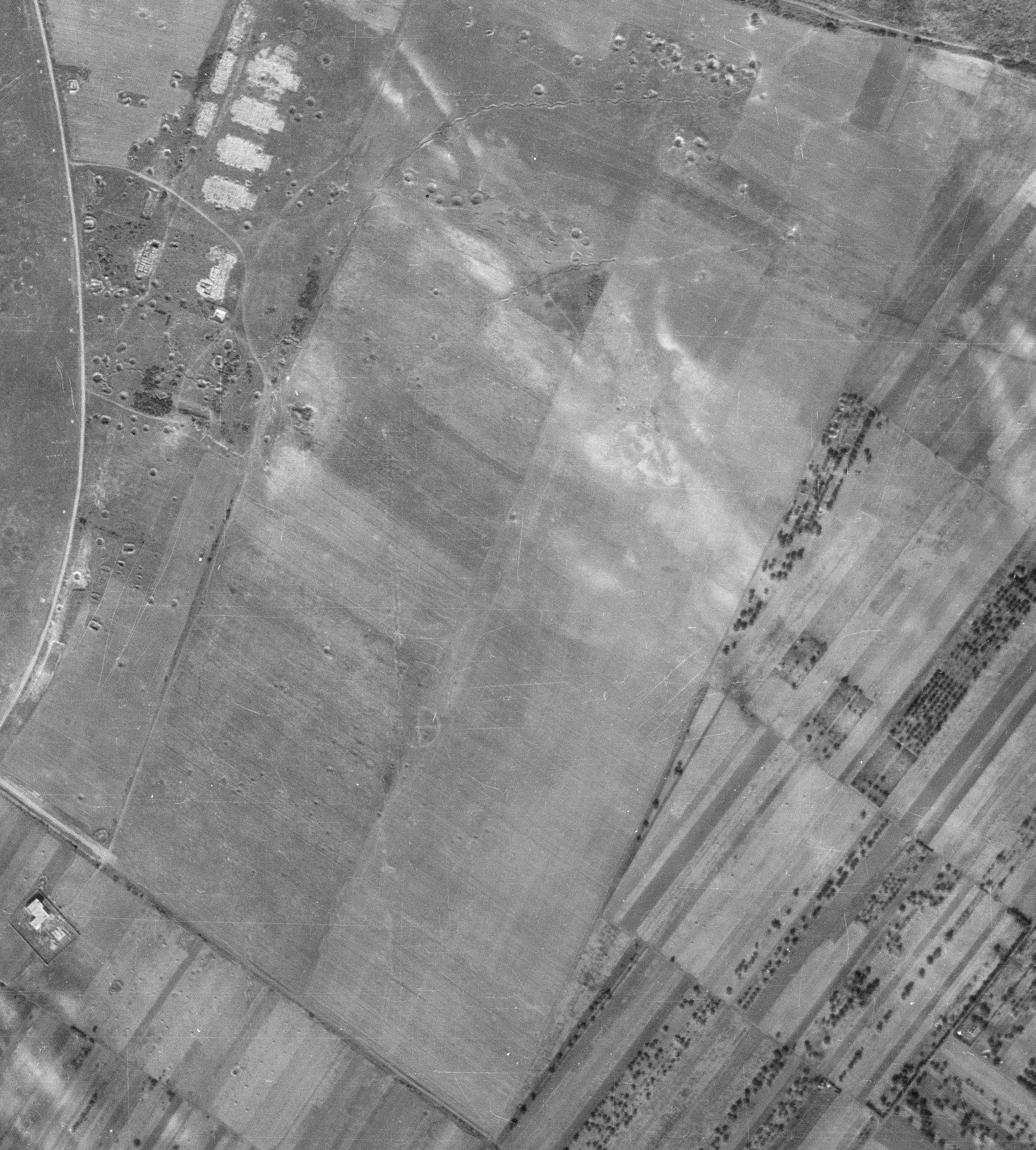 Kis-Ferihegy kinagyított képe a hangárok helyével és tőlük dél-délkeletre eső füves pályákkal. No meg a még be nem temetett bombatölcsérekkel: ilyen volt a szőnyegbombázás!