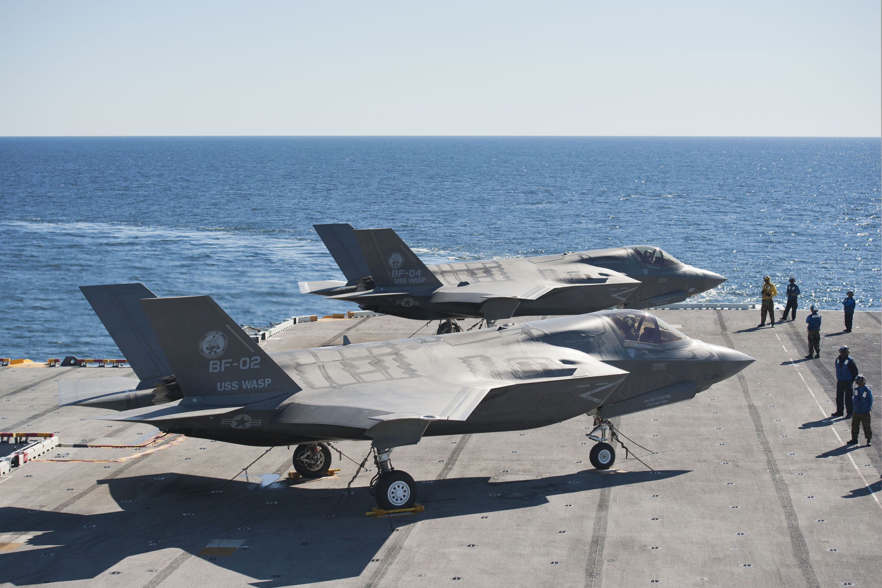 A USS Wasp fedélzetén pihen a két proto F–35B <br>(fotó: aviationnews.eu)