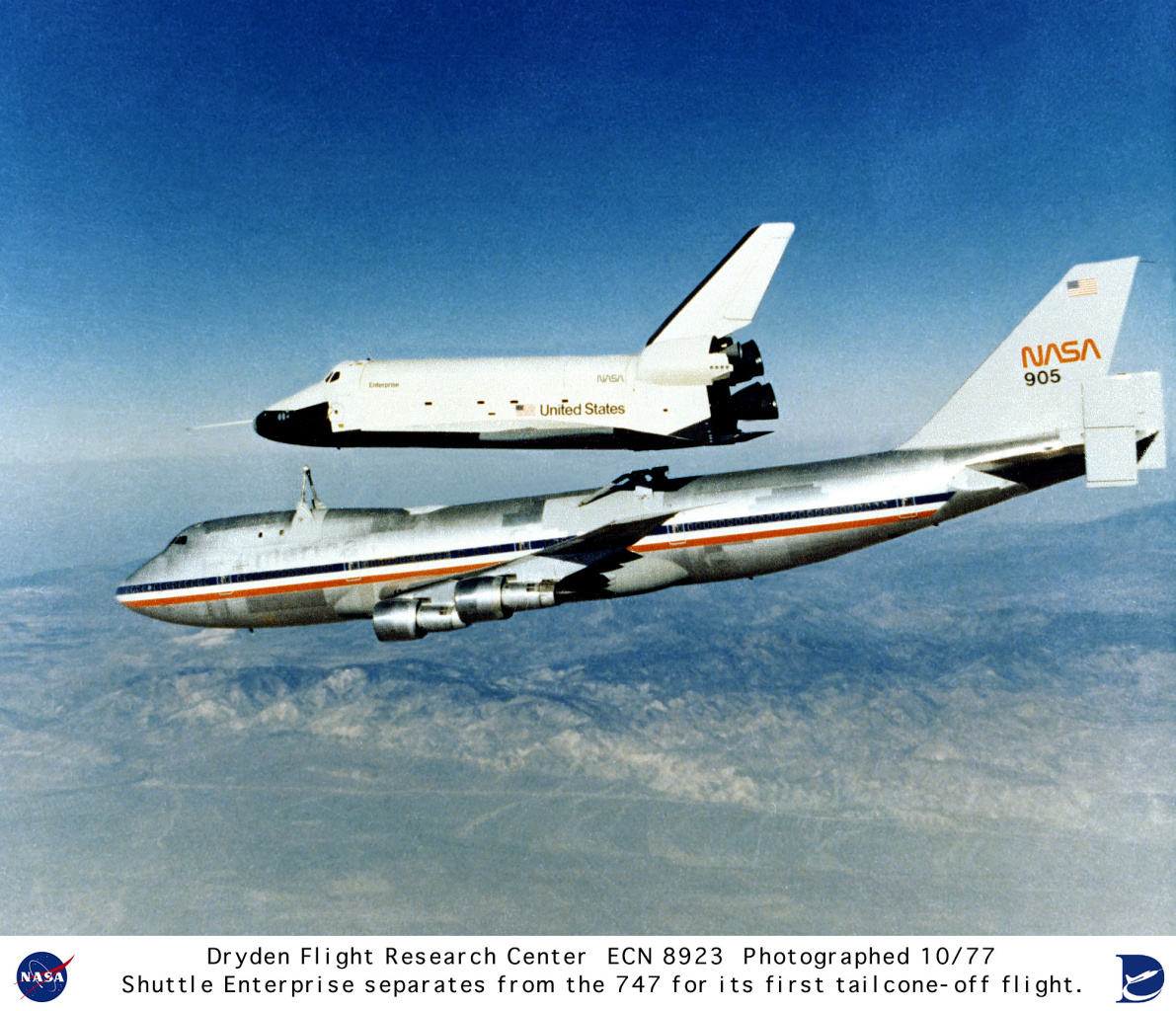 Az Enterprise a korai tesztrepülések egyikére indul <br>(fotó: NASA-archívum)