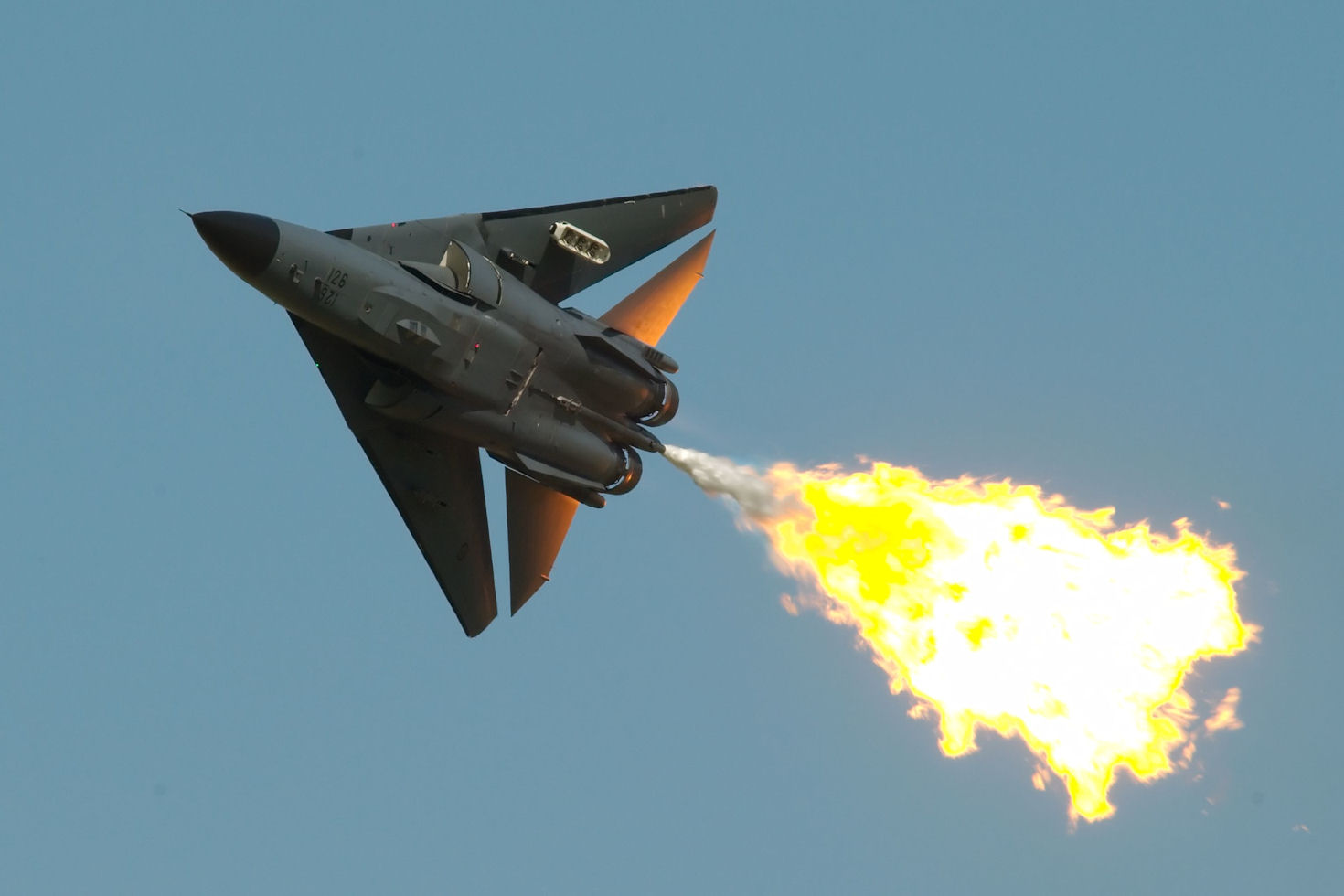 A repülőnapok fénypontja: az F-111C hajtóművei begyújtják a vészleeresztőrendszeren távozó kerozint <br>(fotó: windward-oz.com)