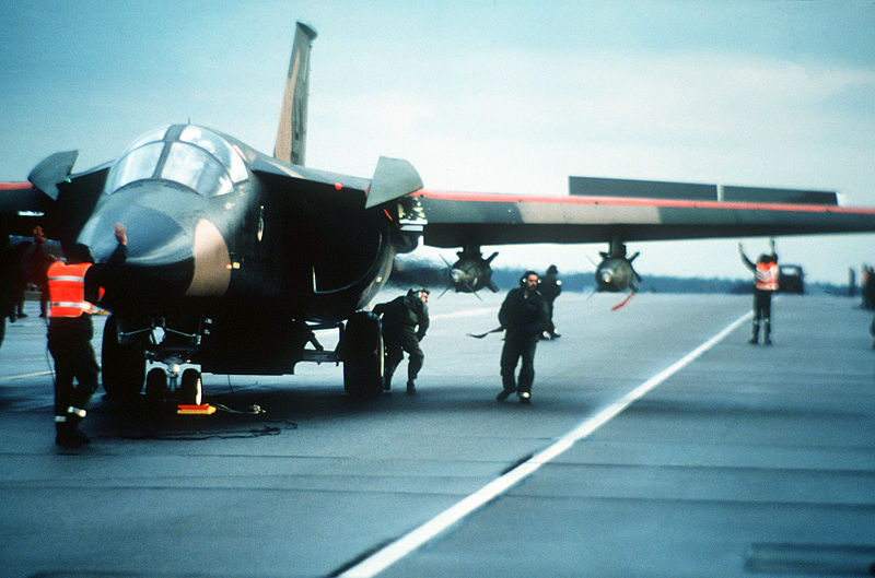 Líbiai bevetésre készítenek elő egy F-111-est az angliai Lakenheath bázison.