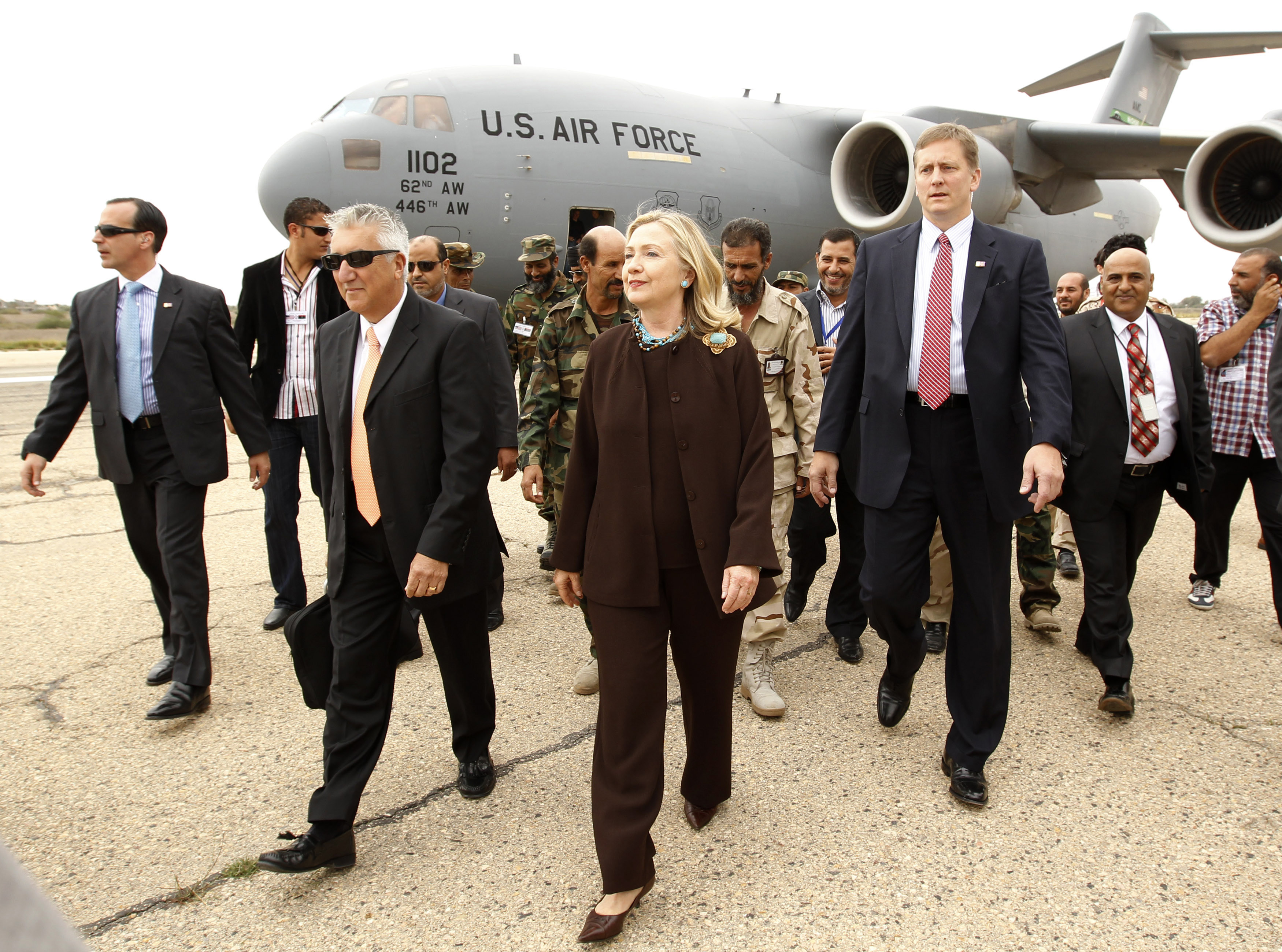 Hillary Clinton külügyminiszter a forrongó Líbiában: a 62. ezred gépén érkezett <br>(fotó: af.mil)