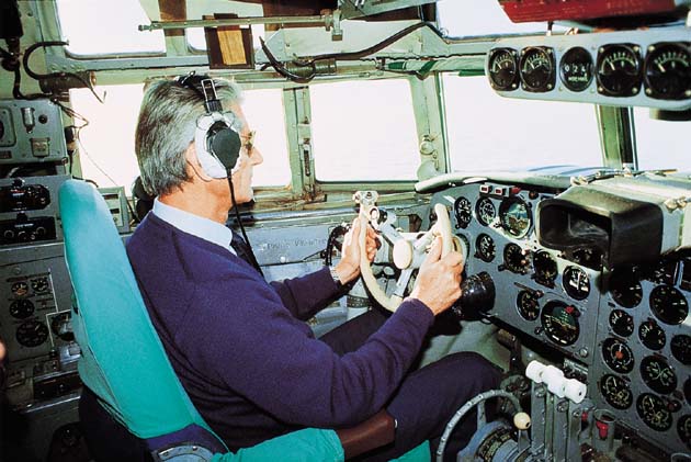Gratzer Károly gépparancsnok a HA-MOI utolsó kereskedelmi járatán valahol a Földközi-tenger felett (fotó: Földesi László)