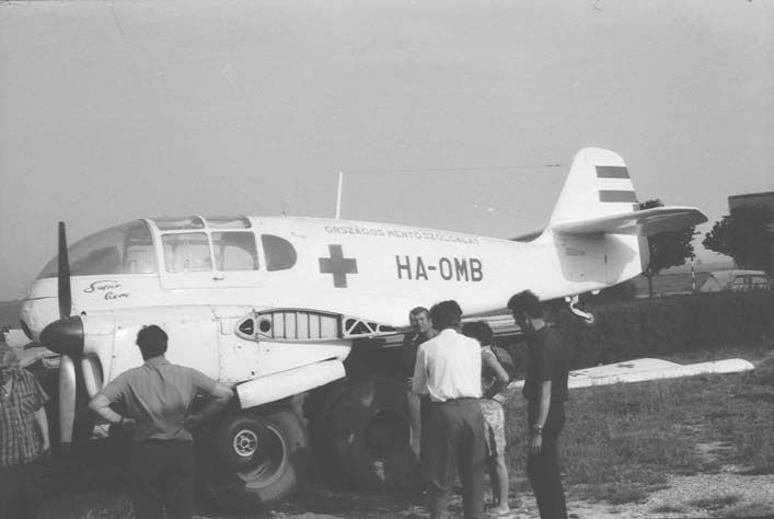 A HA-OMB jelű Super Aero 1972-ben tréleren érkezett meg a Pécs-Pogányi repülőtérre. A következő év augusztusában már átfestve és felkészítve, innen szállították ki Tekeresre, a végleges helyére