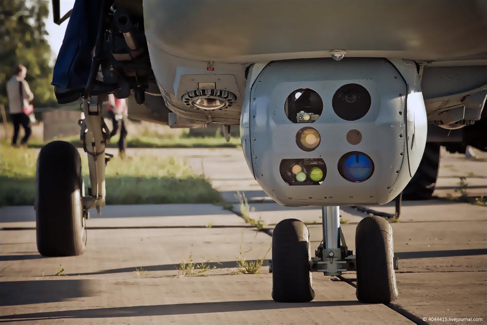 A Ka-52 Alligator szemei, azaz a célmegjelölő- és kamerarendszer <br>(fotó: 4044415.livejournal.com)