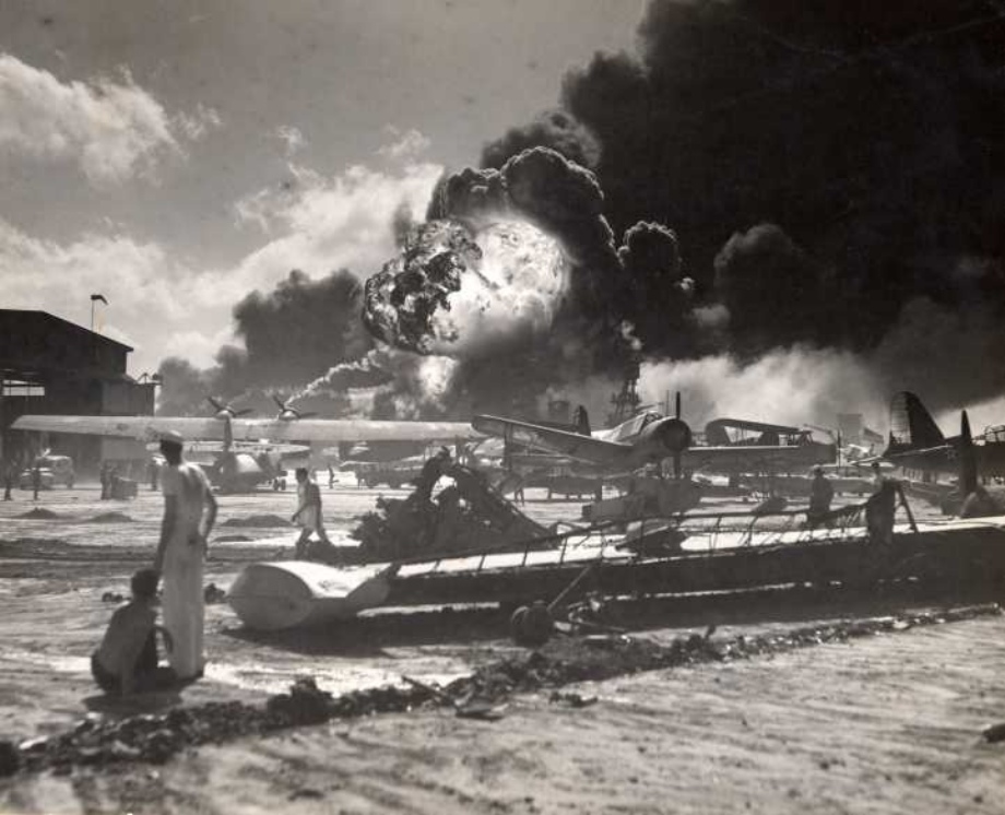 A japán támadás a repülőtereken is óriási károkat okozott <br>(fotó: US Navy archívum) 