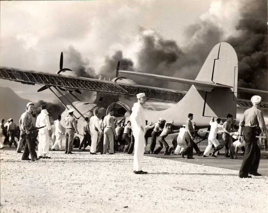 Egy Catalina vízi repülőgépet mentenek az amerikai tengerészek  <br>(fotó: US Navy archívum)
