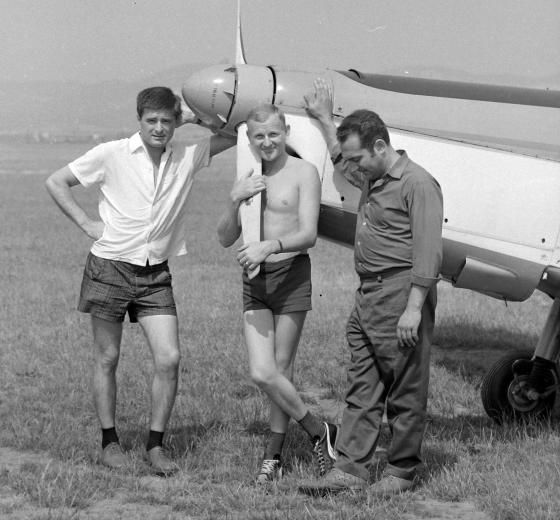Balról Farkas Gyula ("Gyufa"), középen Kovács Pál - a hármaskötelék tagjai -, mellettük Berki Géza szerelő, háttérben a Z-526F Tréner;valamikor a hatvanas években, a Fortepan archívumából
