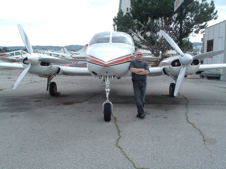 Kalifornia, Van Nuys: repülőoktatóként egy Cessna 411-essel