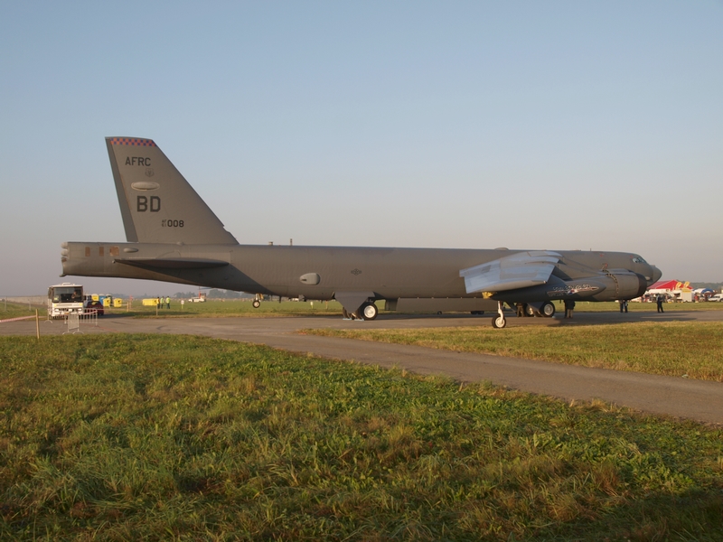Európában az amerikai szólisták ritkábban repültek, de a statikus bemutatóra azért küldött érdekes és olykor igen nagy gépeket a US Air Force: B–52-es Ostravában <br>(fotók: Kelecsényi István)