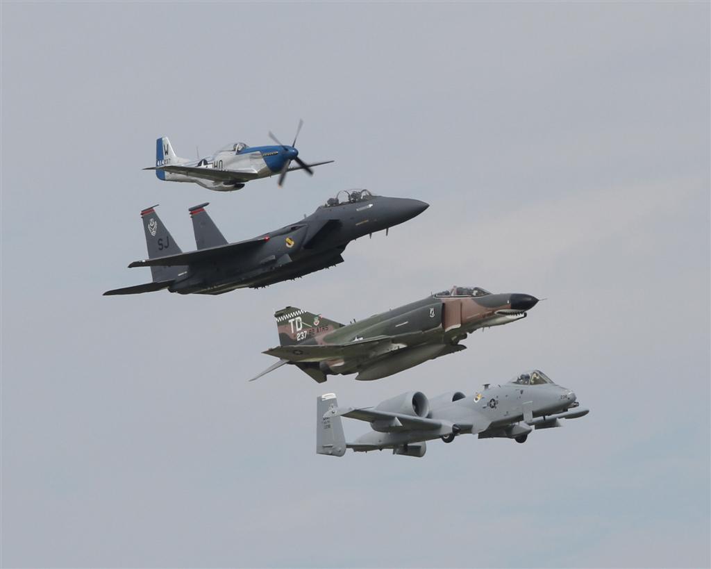 Az amerikaiak nagyon szeretik, amikor a modern gép együtt repül a régiekkel, mint idén Oshkoshban: Mustang, F–15E, F–4 és A–10-es