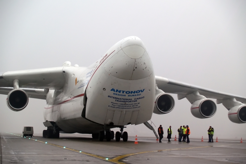 Budapesten leszállt már valamennyi modern óriás: itt járt a világ legnagyobb repülőgépe, a hat hajtóműves An–225-ös Mrija...<br>(fotó: Kelecsényi István)