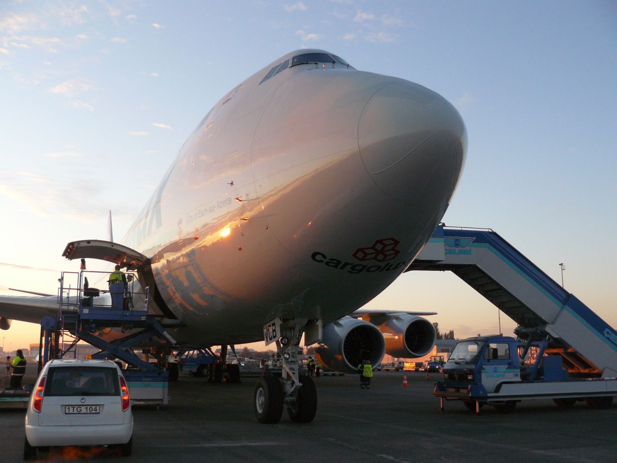 ...és a legújabb, hosszú törzsű Jumbo, a Boeing 7478F <br>(fotó: Márványi Péter)