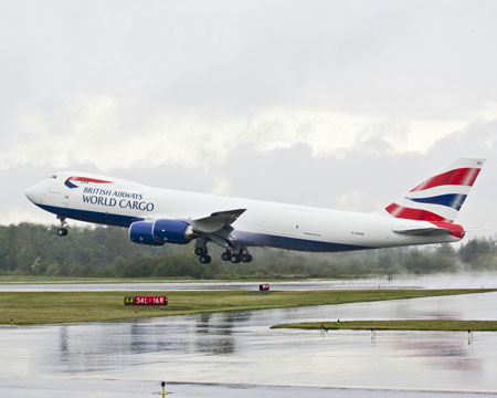 A 747-8F-nek határozottan jól áll a BA színvilága <br>(fotó: Boeing.com)